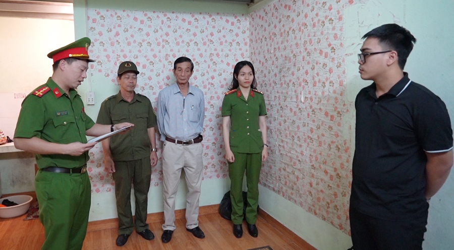 Công an đọc lệnh tạm giữ hình sự Admin trang mạng đăng tin sai sự thật.