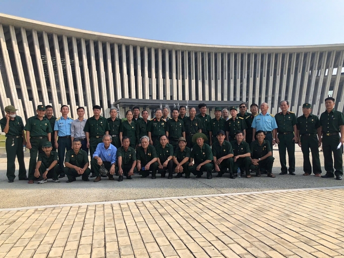 Đoàn  thamquan chupjanhr lưu niệm tại Bảo  tàng Lịch sử Quân sự Việt  Nam.