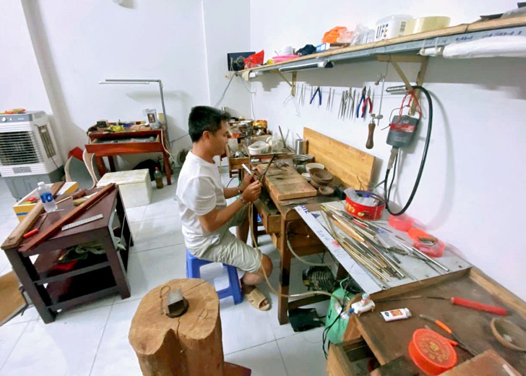 Thủ đoạn tinh vi của nhóm đối tượng bán vàng giả