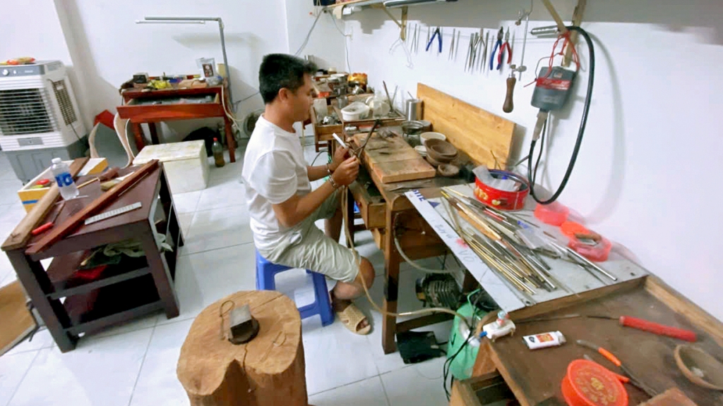 Thủ đoạn tinh vi của nhóm đối tượng bán vàng giả