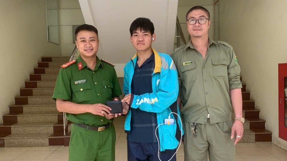 Nam thanh niên xúc động trước cuộc gọi bất ngờ từ Công an phường Đông Ngạc