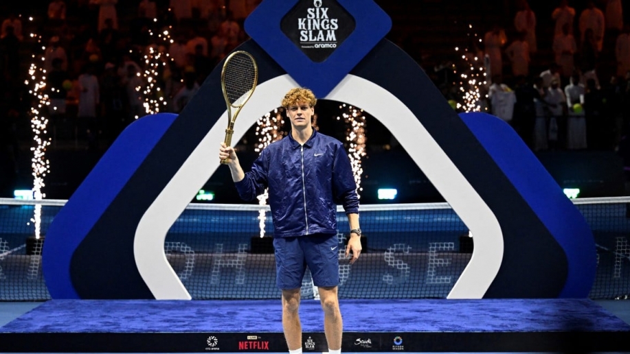 Jannik Sinner đánh bại Carlos Alcaraz, bảo vệ danh hiệu tại Six Kings Slam