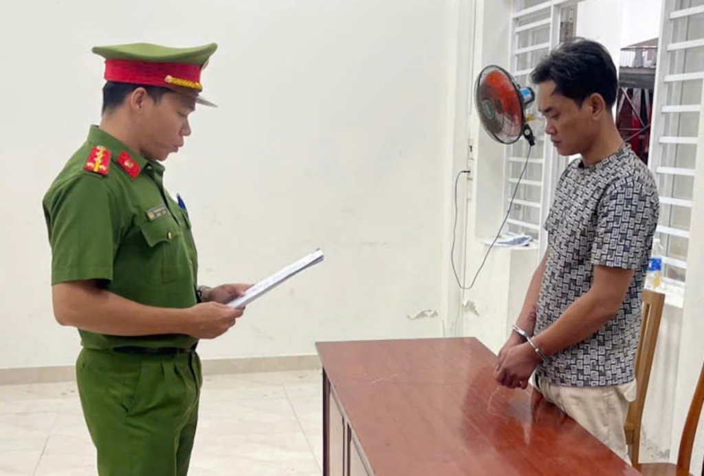 Cơ quan điều tra tống đạt quyết định khởi tố bị can đối với Huỳnh Kim Vịnh. Ảnh: CQCA