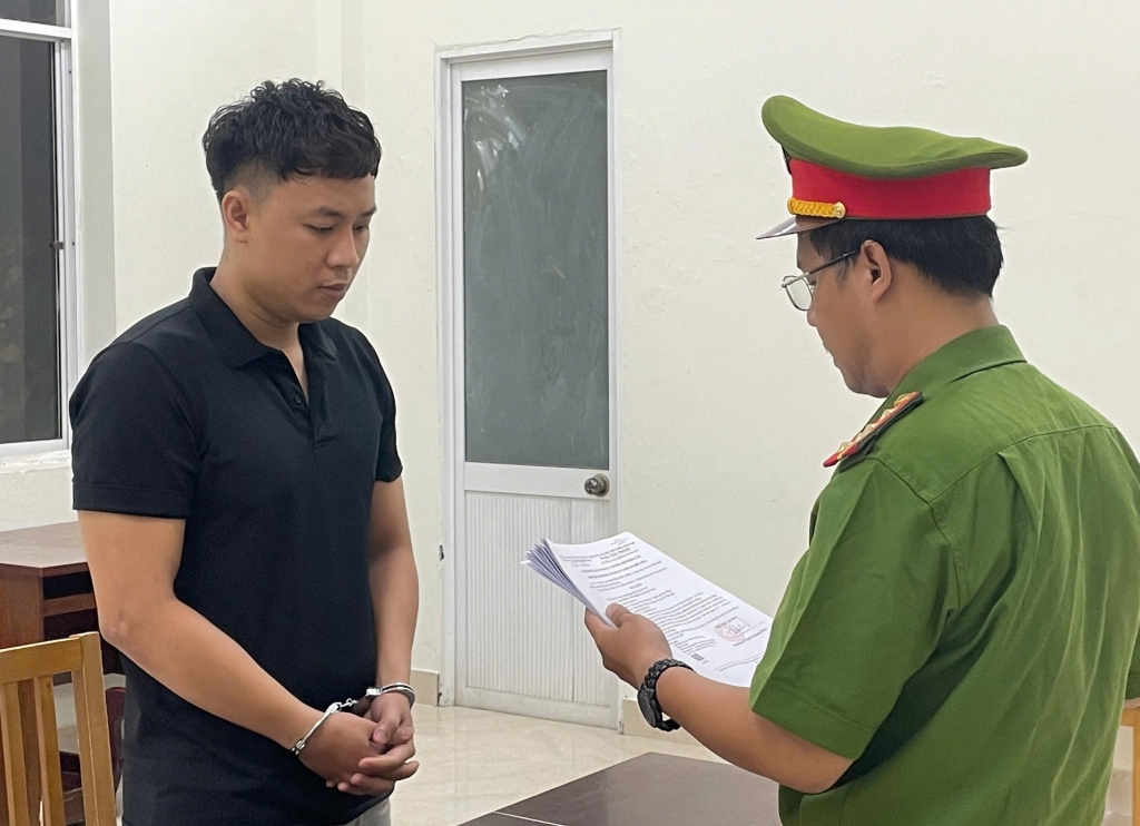 Cơ quan điều tra tống đạt quyết định bắt khẩn cấp đối với Nguyễn Văn Thân. Ảnh: CQCA