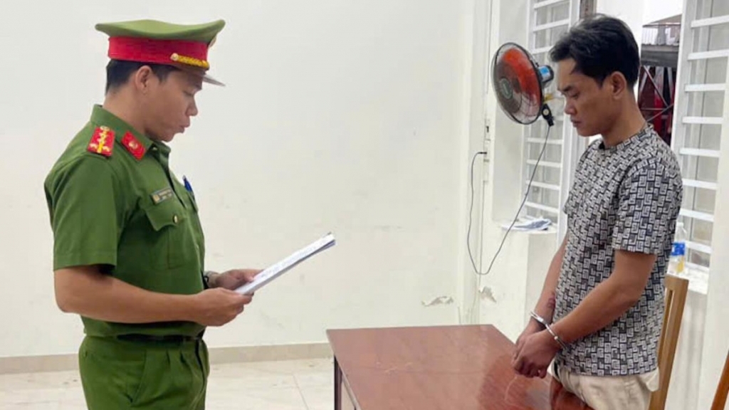 Nam thanh niên tạt xăng đòi "thiêu sống” tình địch vì ghen tuông