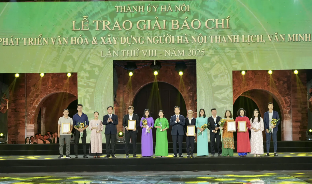 Ủy viên Ban Thường vụ Thành ủy, Tư lệnh Bộ Tư lệnh Thủ đô Hà Nội Đào Văn Nhận và Ủy viên Ban Thường vụ Thành ủy, Bí thư Đảng ủy, Chủ tịch HĐND phường Hoàn Kiếm Vũ Đăng Định trao giải C cho tác giả, nhóm tác giả.