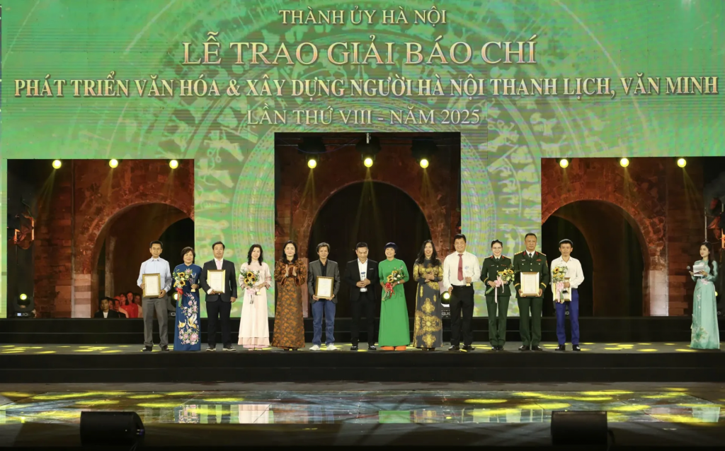 Thứ trưởng Bộ VHTT&DL Trịnh Thị Thủy và Thứ trưởng Bộ Ngoại giao Lê Thị Thu Hằng trao giải B có các tác giả, nhóm tác giả.