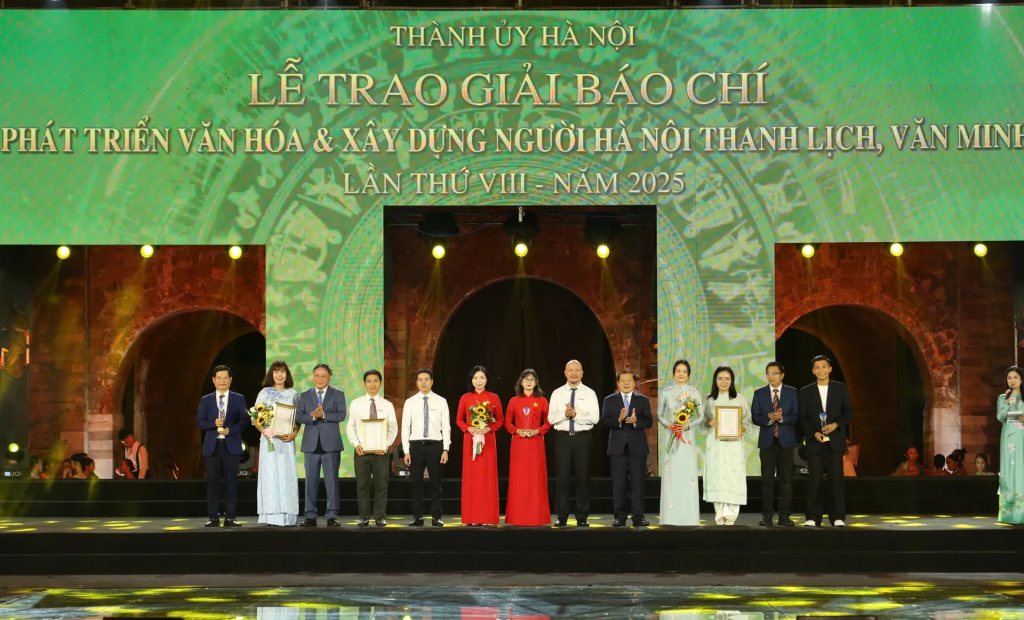 Phó Trưởng ban Thường trực Ban Tuyên giáo và Dân vận T.Ư Lại Xuân Môn và Phó Bí thư Thường trực Thành ủy Hà Nội Nguyễn Văn Phong trao giải A cho các tác giả, nhóm tác giả.