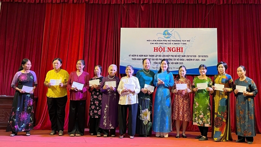 Chi hội phụ nữ tổ 4 (Nhật Tân) thiết thực kỷ niệm 95 năm Ngày Phụ nữ Việt Nam 20/10