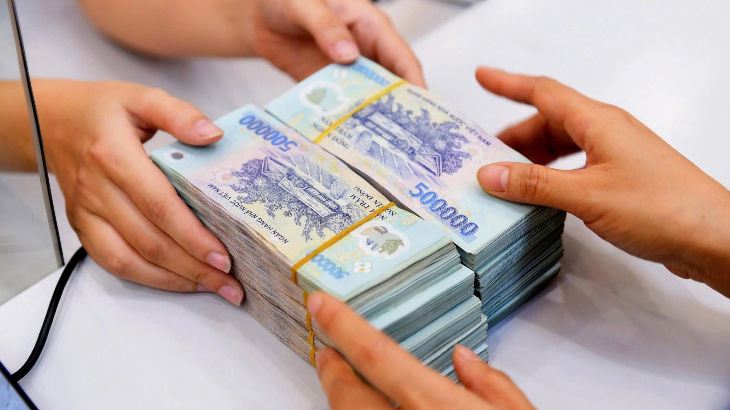 Thu ngân sách Nhà nước vượt dự toán cả năm, đạt hơn 2 triệu tỷ đồng