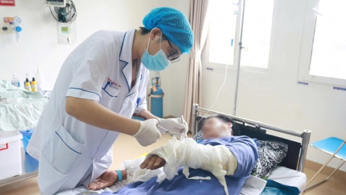 Dùng xăng đốt rác, một người đàn ông bị bỏng nặng