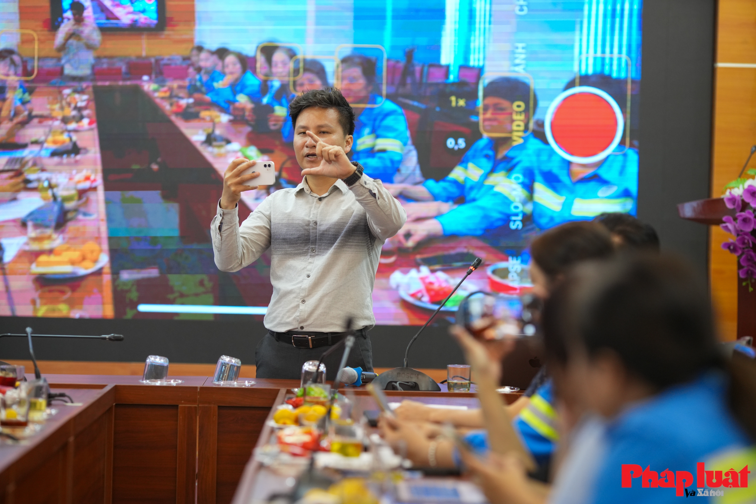 Tập huấn kỹ năng quay phim, chụp ảnh bằng điện thoại cho nữ công nhân môi trường Hà Nội