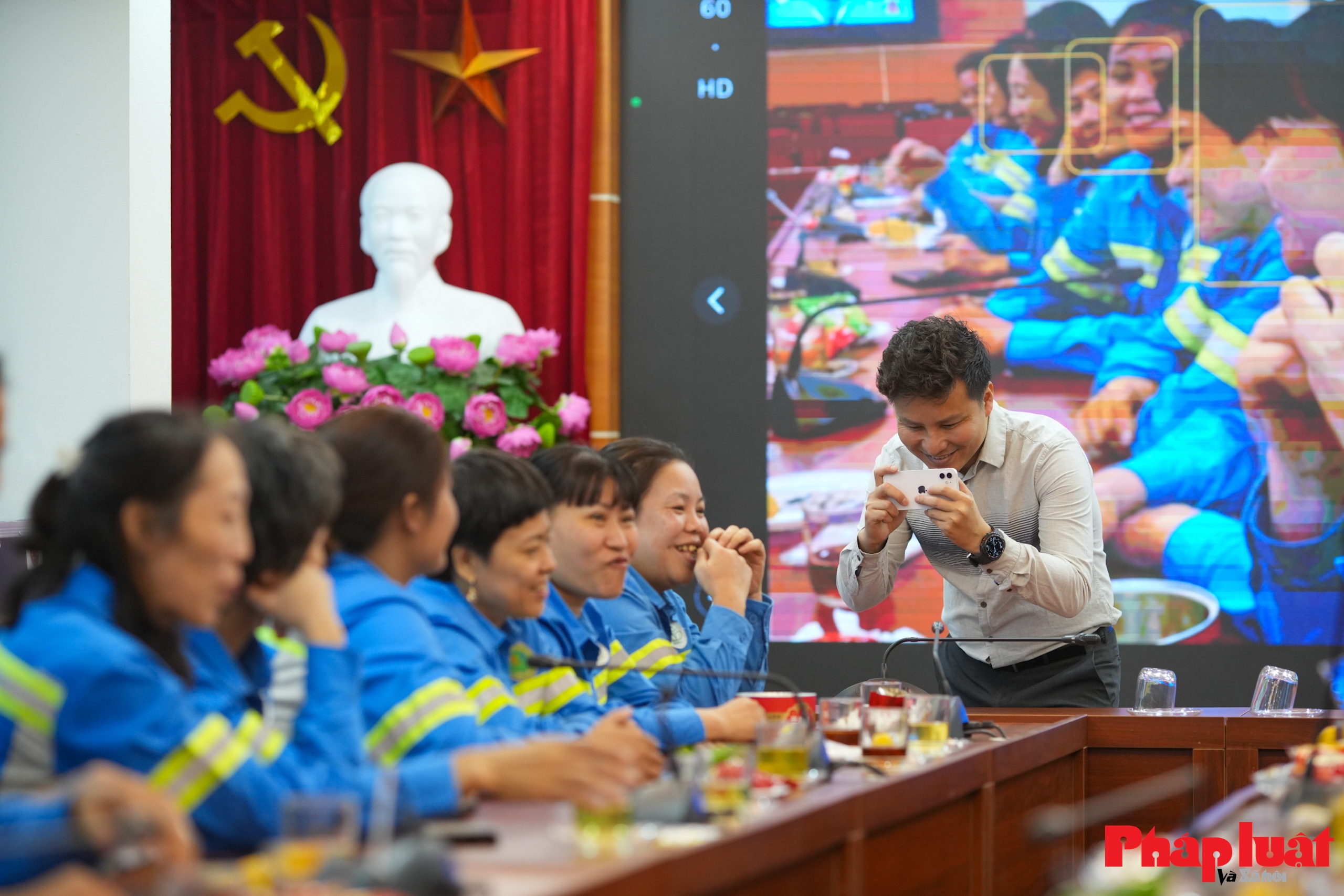 Tập huấn kỹ năng quay phim, chụp ảnh bằng điện thoại cho nữ công nhân môi trường Hà Nội