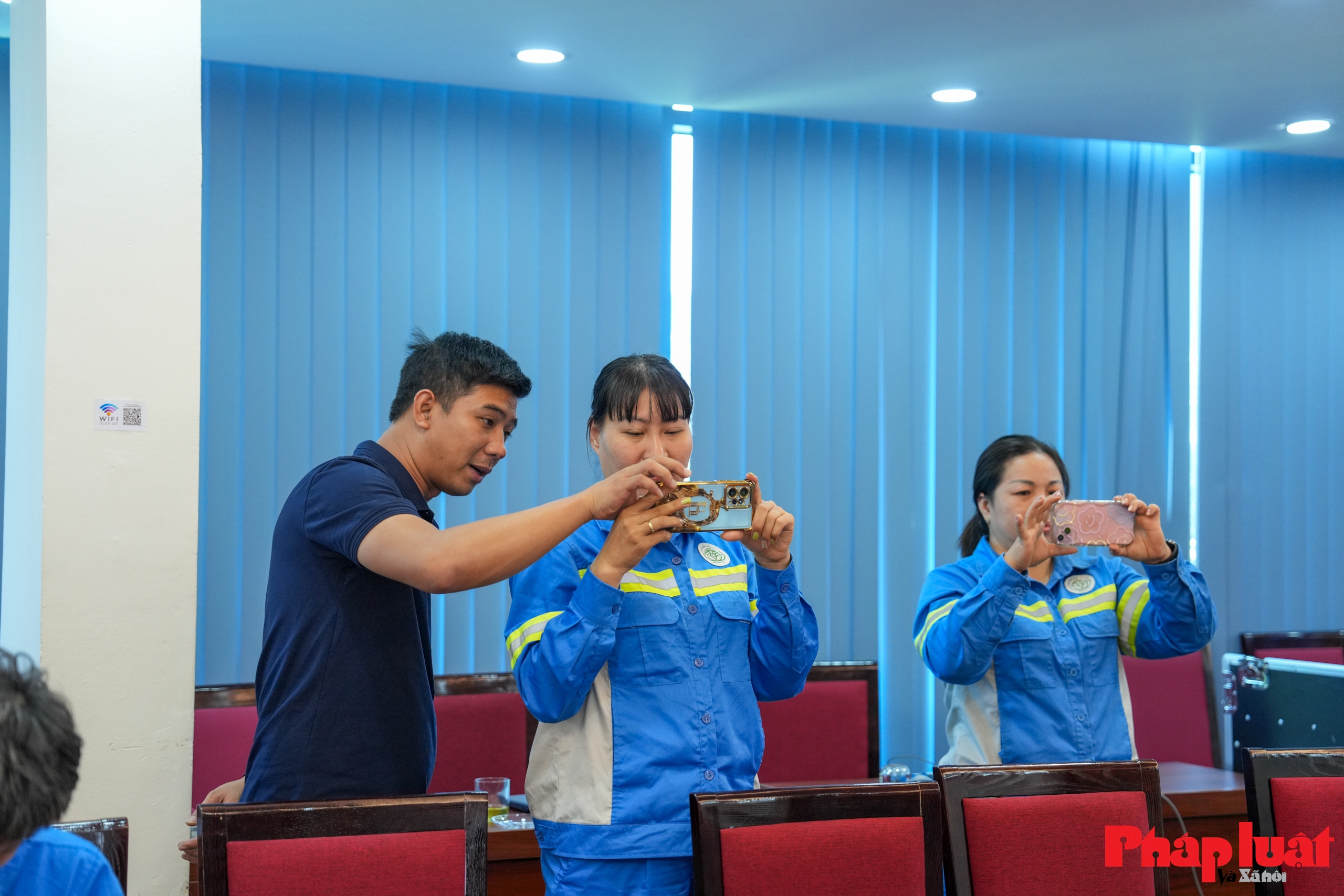 Tập huấn kỹ năng quay phim, chụp ảnh bằng điện thoại cho nữ công nhân môi trường Hà Nội