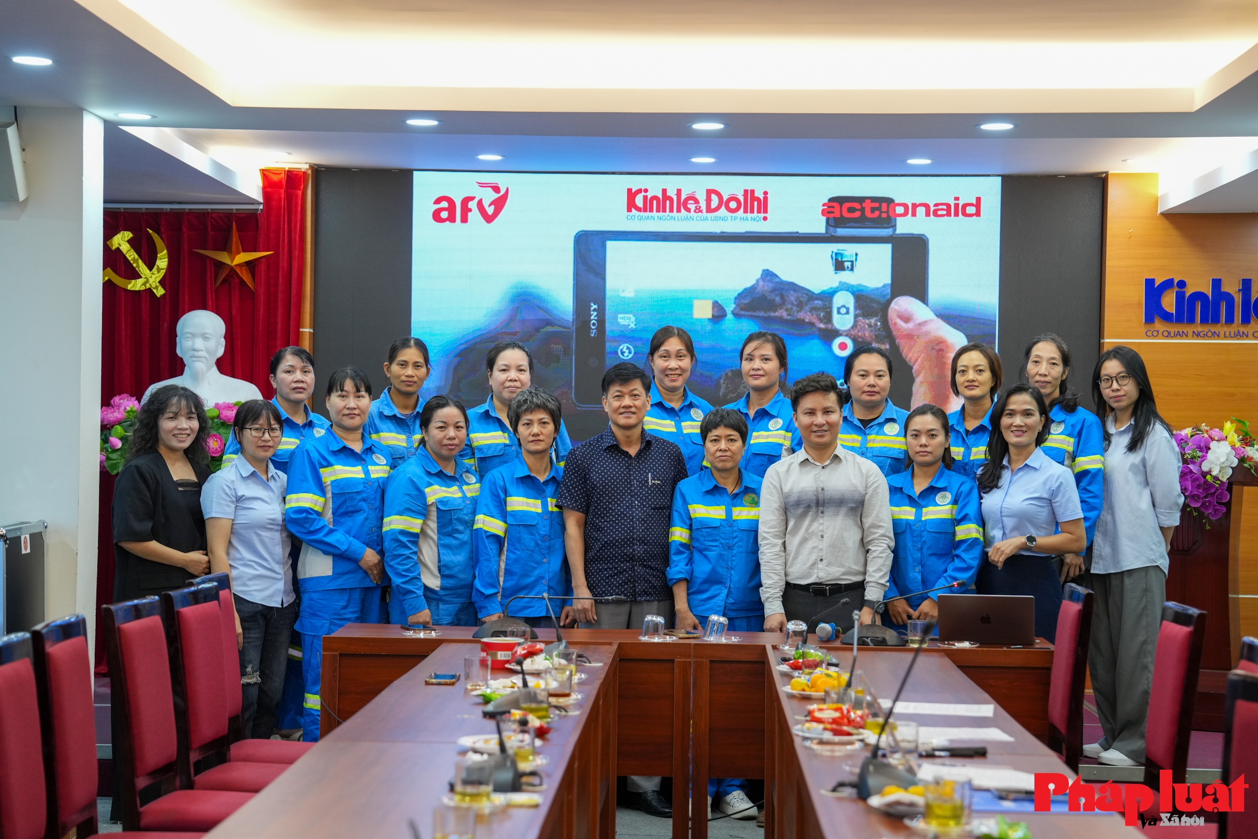 Tập huấn kỹ năng quay phim, chụp ảnh bằng điện thoại cho nữ công nhân môi trường Hà Nội