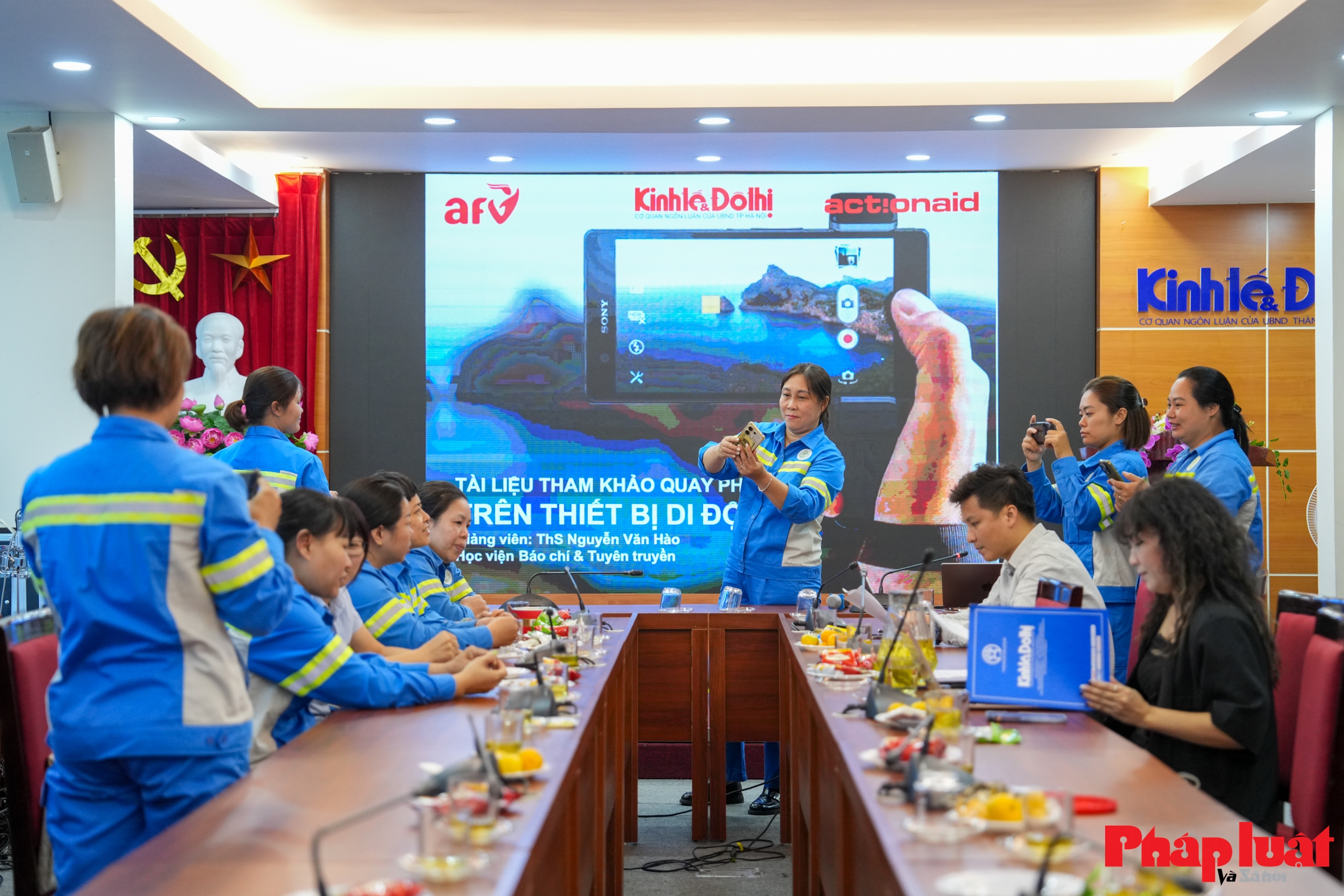 Tập huấn kỹ năng quay phim, chụp ảnh bằng điện thoại cho nữ công nhân môi trường Hà Nội