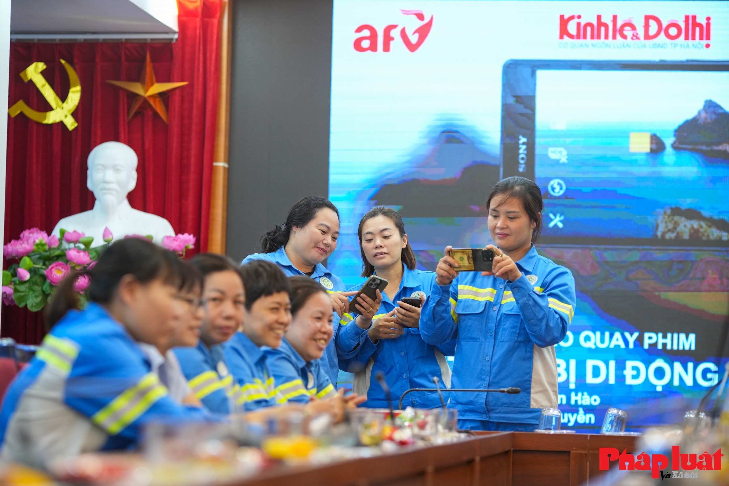 Tập huấn kỹ năng quay phim, chụp ảnh bằng điện thoại cho nữ công nhân môi trường Hà Nội