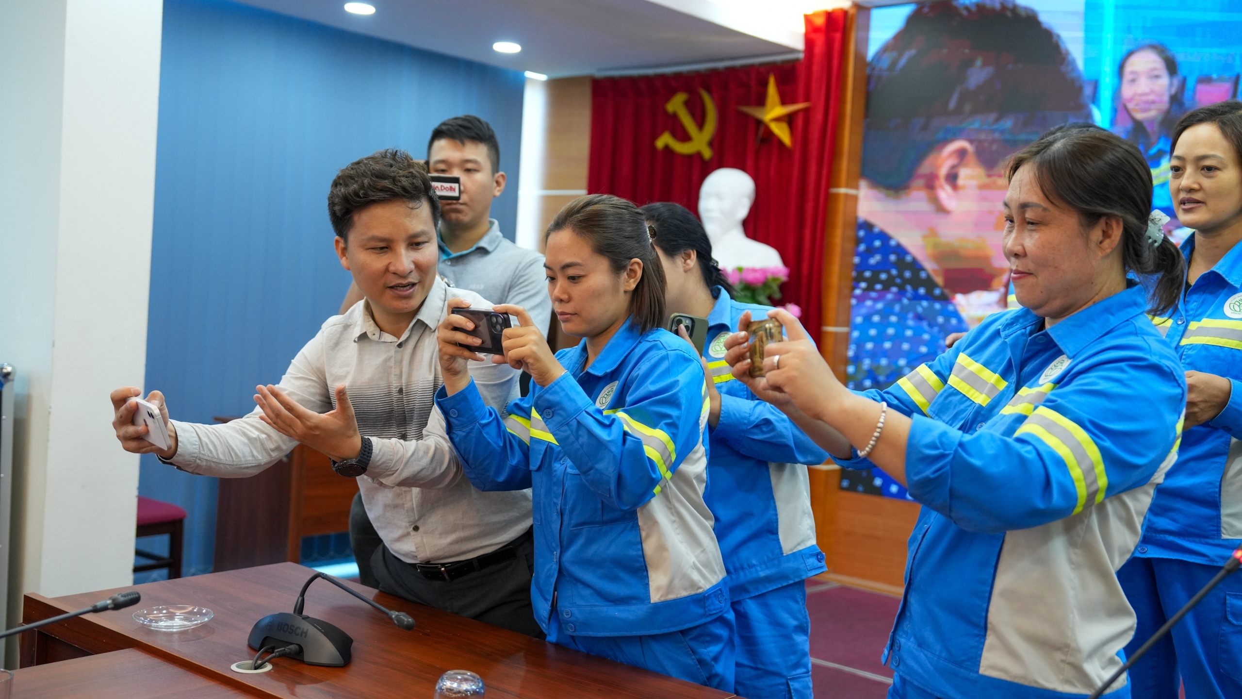 Tập huấn kỹ năng quay phim, chụp ảnh bằng điện thoại cho nữ công nhân môi trường Hà Nội