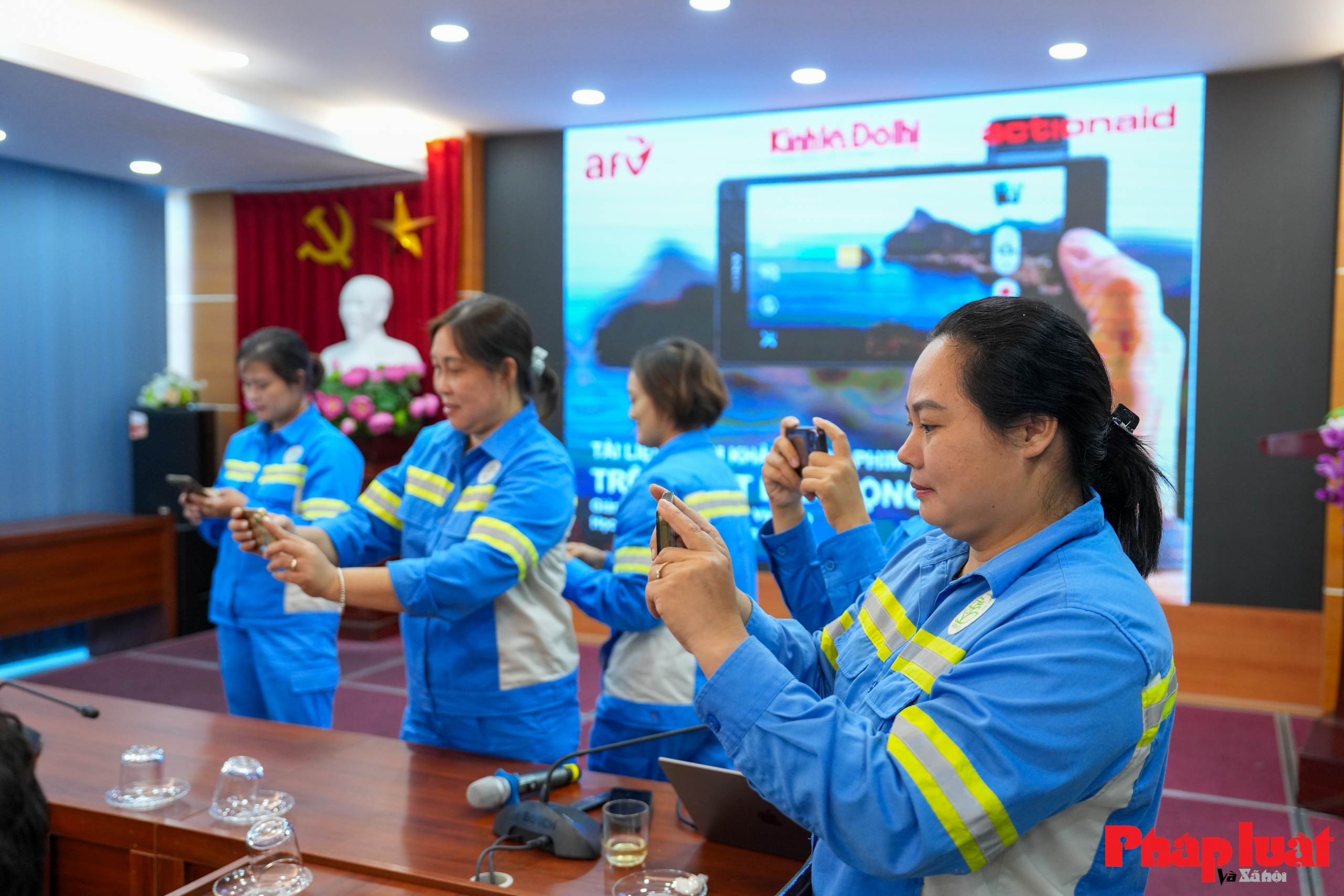 Tập huấn kỹ năng quay phim, chụp ảnh bằng điện thoại cho nữ công nhân môi trường Hà Nội