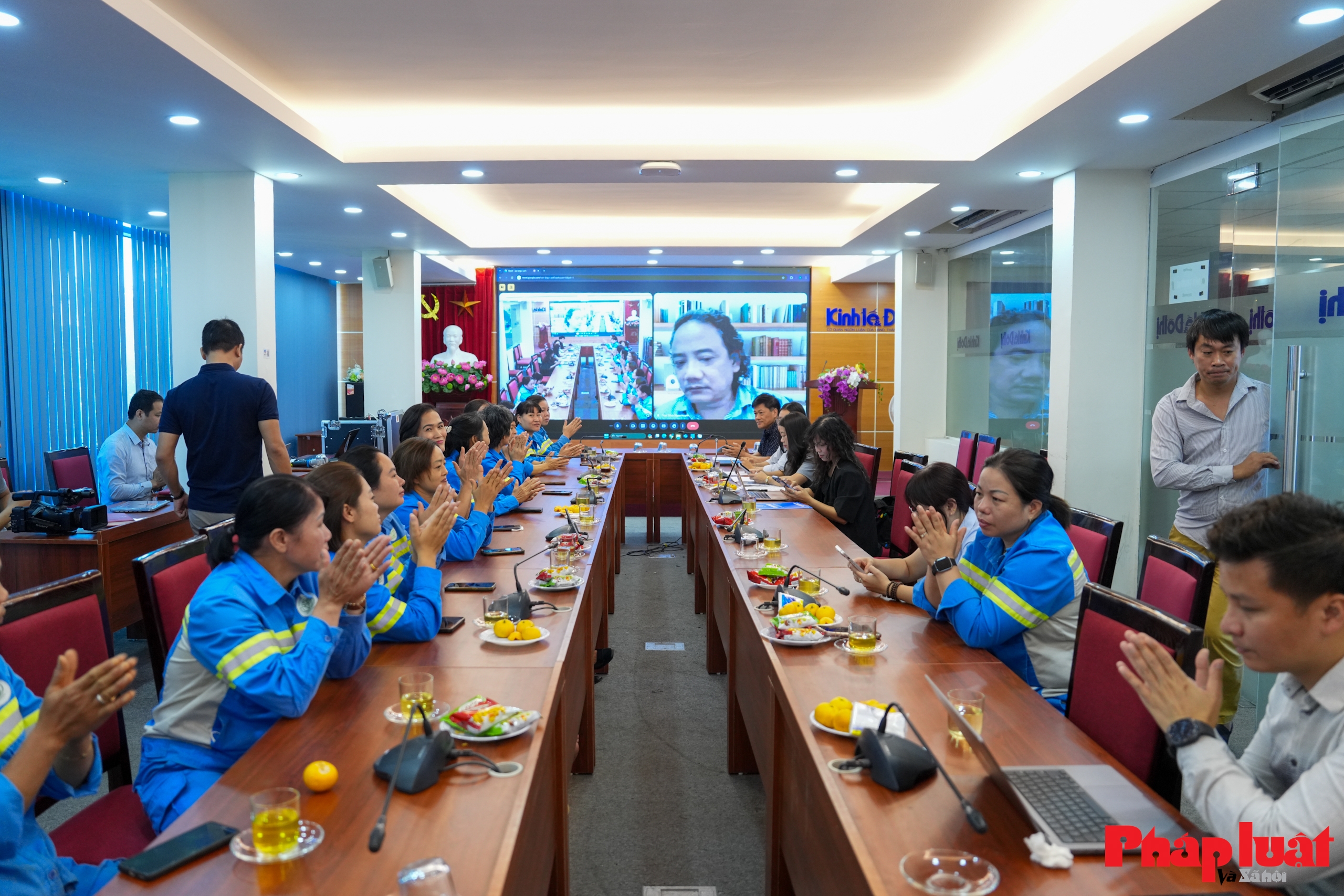 Tập huấn kỹ năng quay phim, chụp ảnh bằng điện thoại cho nữ công nhân môi trường Hà Nội