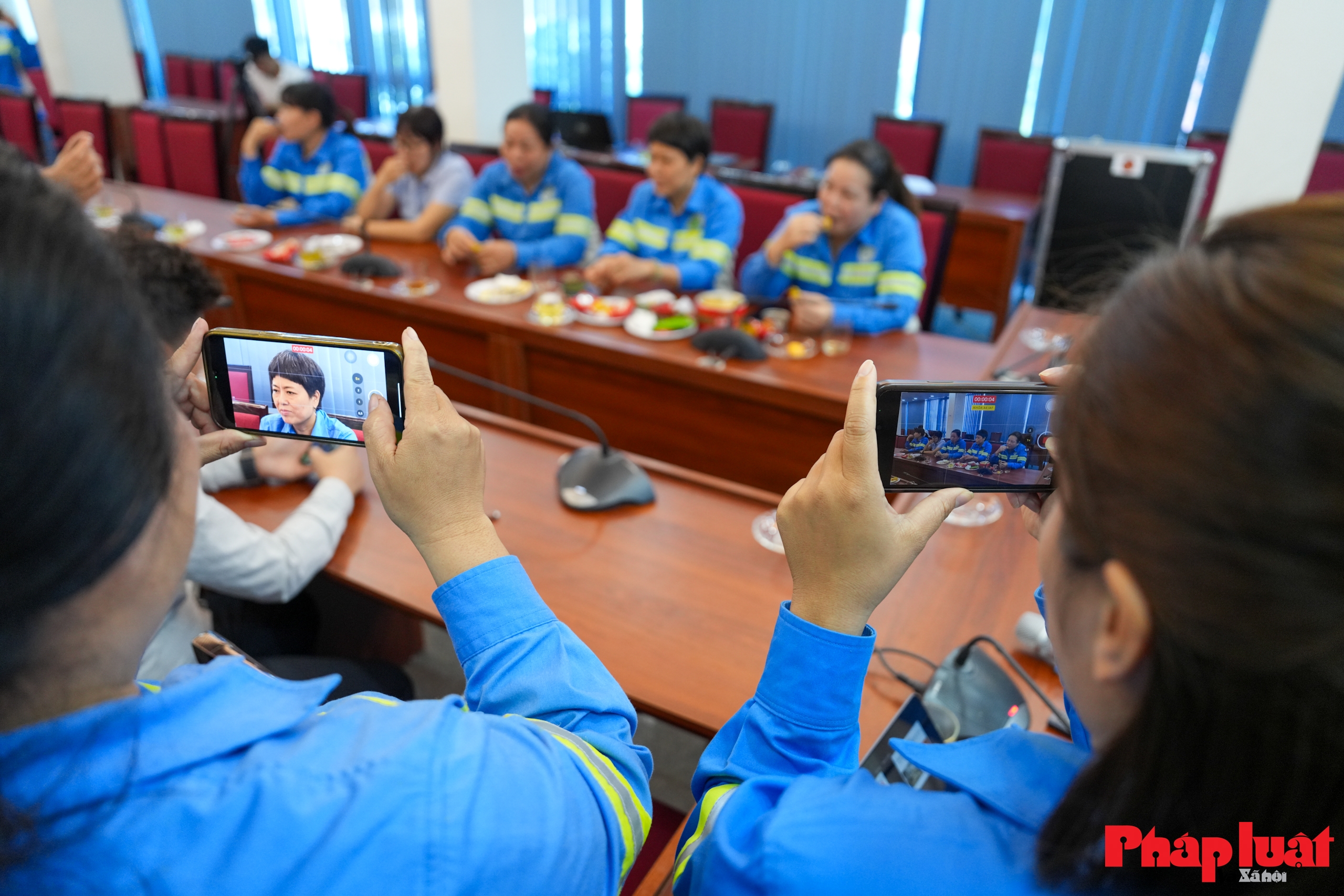 Tập huấn kỹ năng quay phim, chụp ảnh bằng điện thoại cho nữ công nhân môi trường Hà Nội