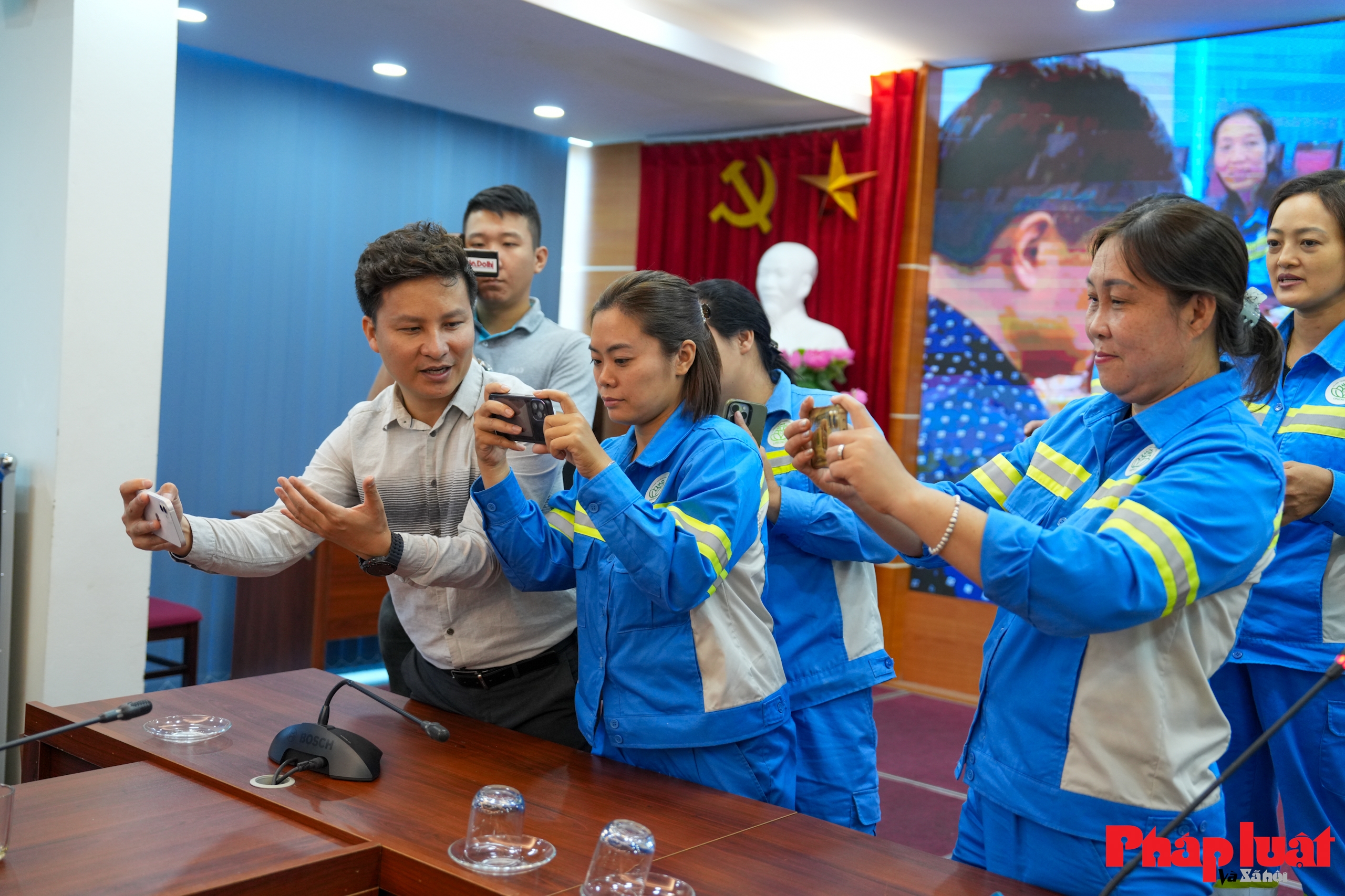 Tập huấn kỹ năng quay phim, chụp ảnh bằng điện thoại cho nữ công nhân môi trường Hà Nội