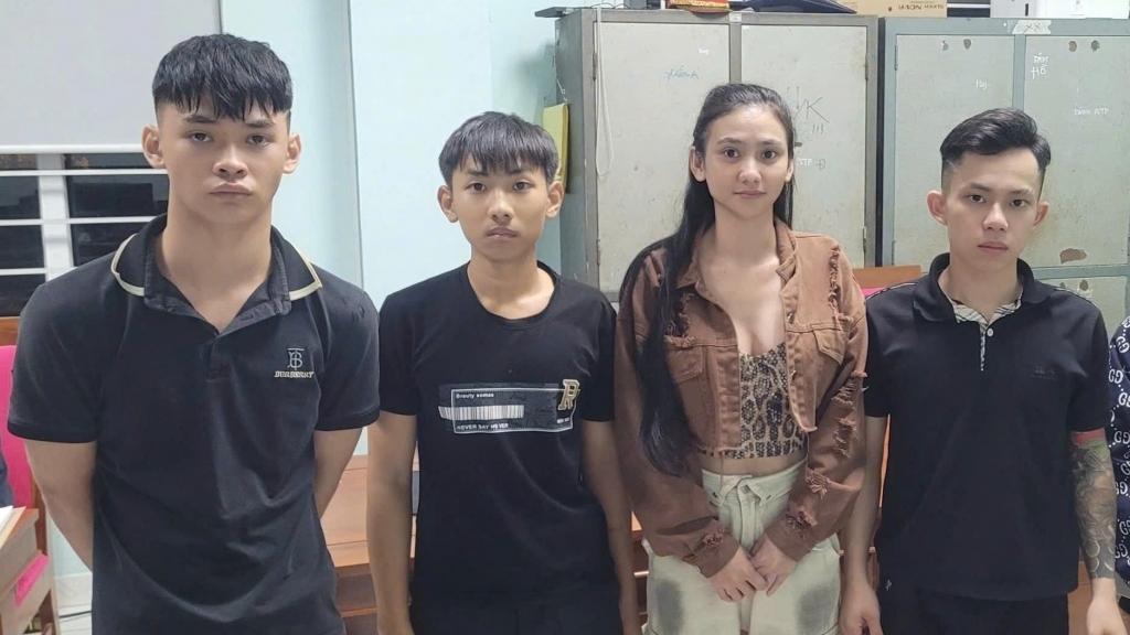 Cô gái xinh đẹp rủ theo "đàn em" xông vào phòng trọ tấn công đối thủ