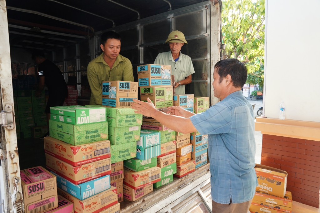 Hàng trăm nghìn sản phẩm dinh dưỡng Vinamilk được vận chuyển đến nơi, trao tặng bà con hậu thiên tai. Ảnh: Tịnh Không Hàng trăm nghìn sản phẩm dinh dưỡng Vinamilk được vận chuyển đến nơi, trao tặng bà con hậu thiên tai. Ảnh: Tịnh Không