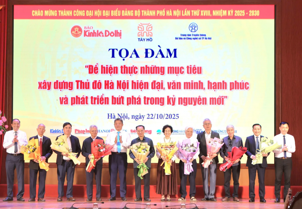Ban Tổ chức tặng hoa chúc mừng các vị đại biểu, diễn giả tham dự toạ đàm