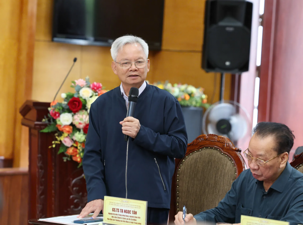 GS.TS Tạ Ngọc Tấn thảo luận tại toạ đàm