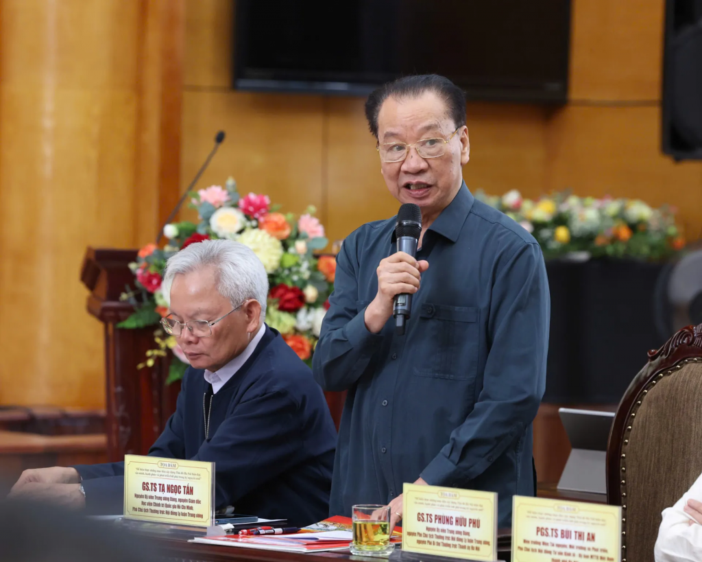 GS.TS Phùng Hữu Phú thảo luận tại toạ đàm