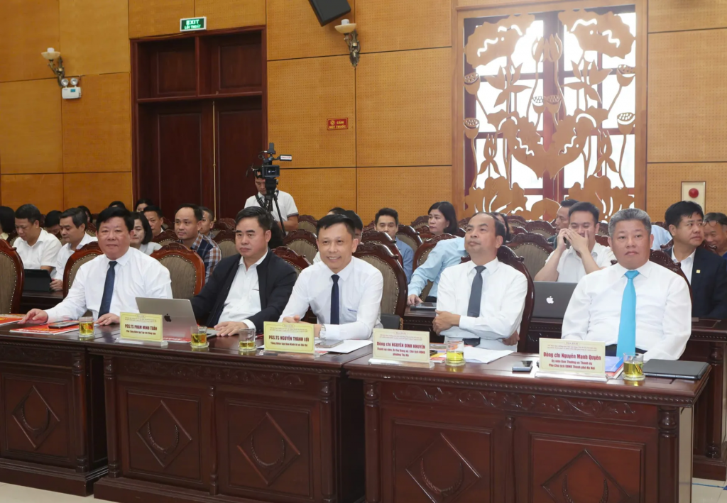 Các vị đại biểu, diễn giả tham dự toạ đàm