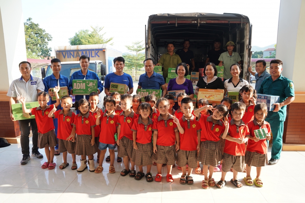 Khi nắng lên sau bão, nụ cười trong veo của trẻ thơ chính là điều khiến ta tin rằng mọi khó khăn rồi cũng qua và hành trình mới lại bắt đầu. Ảnh: Tịnh Không Khi nắng lên sau bão, nụ cười trong veo của trẻ thơ chính là điều khiến ta tin rằng mọi khó khăn rồi cũng qua và hành trình mới lại bắt đầu. Ảnh: Tịnh Không