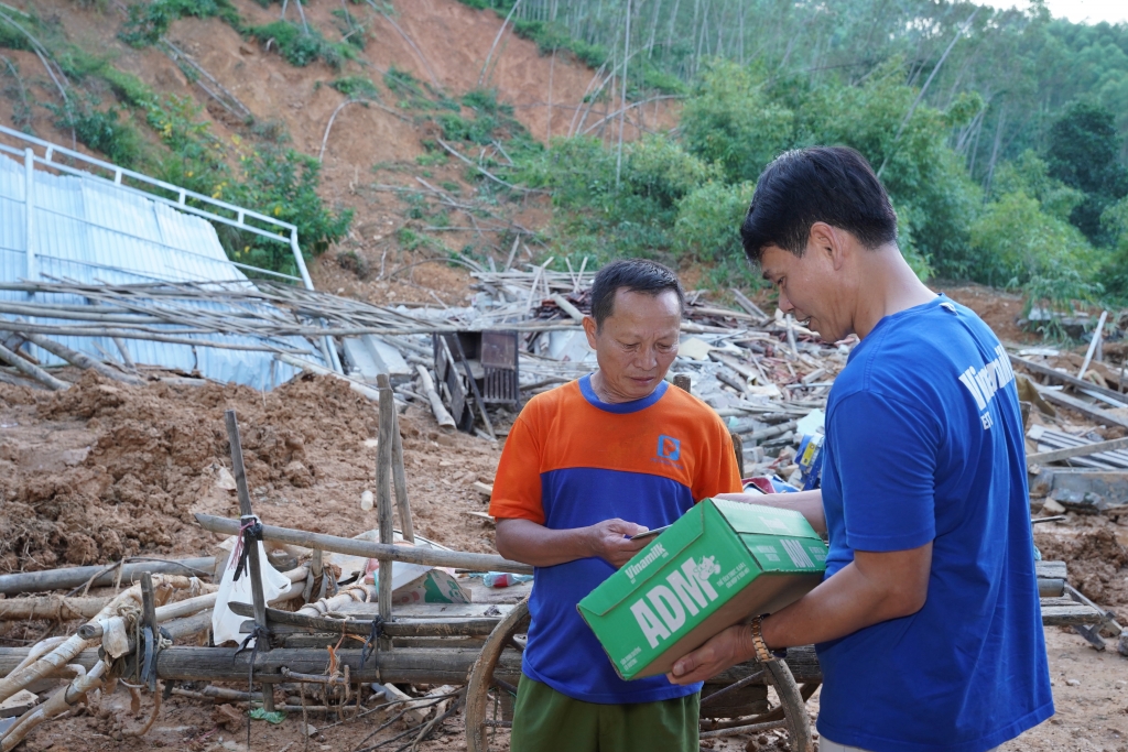 Ông Nông Văn Chiến, xã Thiện Tân, tỉnh Lạng Sơn trước căn nhà đổ nát nhận sự sẻ chia từ ông Phạm Tuyên – Giám đốc chi nhánh Hà Nội, Vinamilk. Ảnh: Tịnh Không Ông Nông Văn Chiến, xã Thiện Tân, tỉnh Lạng Sơn trước căn nhà đổ nát nhận sự sẻ chia từ ông Phạm Tuyên – Giám đốc chi nhánh Hà Nội, Vinamilk. Ảnh: Tịnh Không