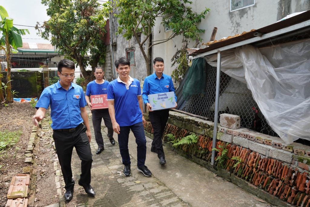 Đoàn Vinamilk gửi tặng những sản phẩm dinh dưỡng cho người dân tỉnh Ninh Bình, ghé thăm những gia đình chịu ảnh hưởng nặng nề sau bão lũ. Ảnh: Tịnh Không Đoàn Vinamilk gửi tặng những sản phẩm dinh dưỡng cho người dân tỉnh Ninh Bình, ghé thăm những gia đình chịu ảnh hưởng nặng nề sau bão lũ. Ảnh: Tịnh Không