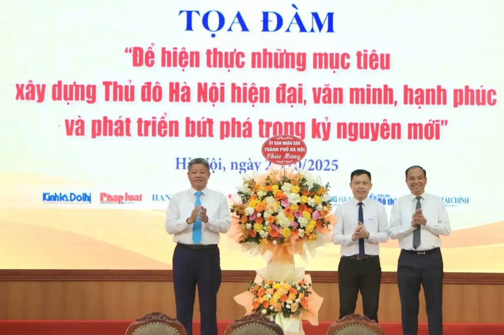 Phó Chủ tịch UBND Thành phố Nguyễn Mạnh Quyền tặng hoa chúc mừng toạ đàm