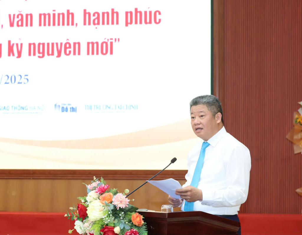 Ủy viên Ban Thường vụ Thành ủy, Phó Chủ tịch UBND TP Hà Nội Nguyễn Mạnh Quyền phát biểu chào mừng, gợi mở tại tọa đàm