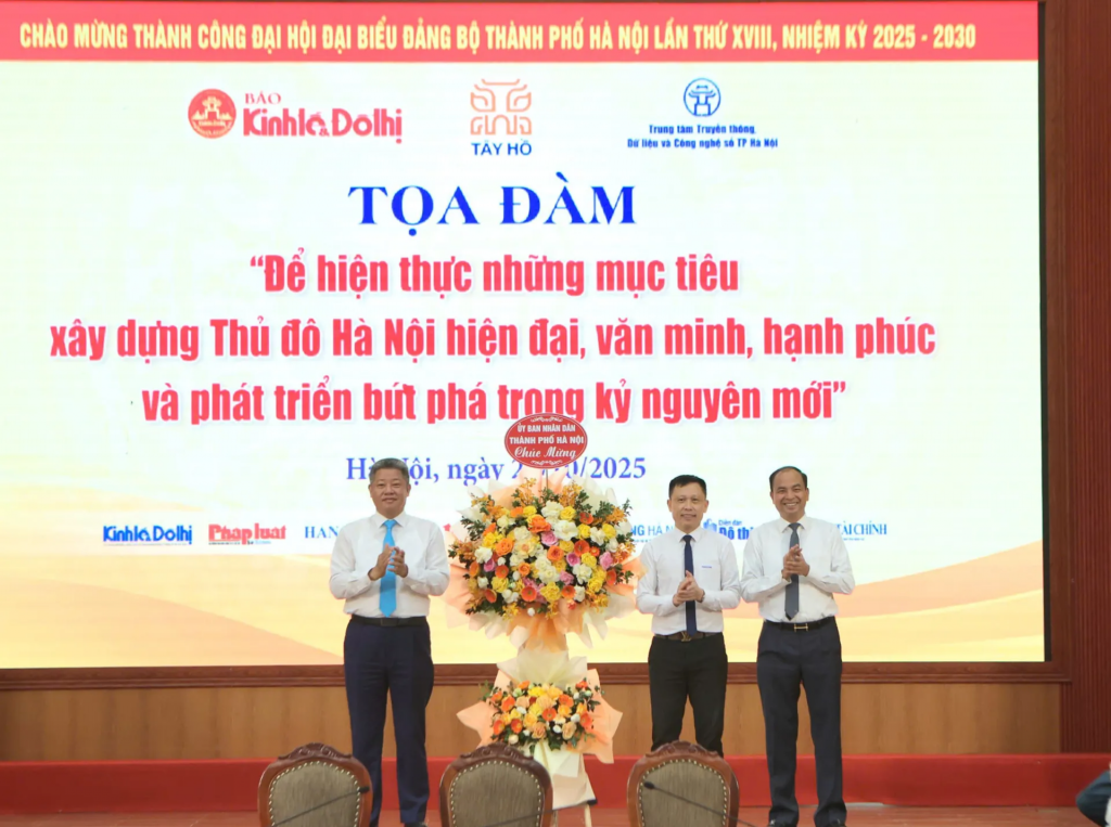 UBND Thành phố Hà Nội tặng lẵng hoa chúc mừng toạ đàm