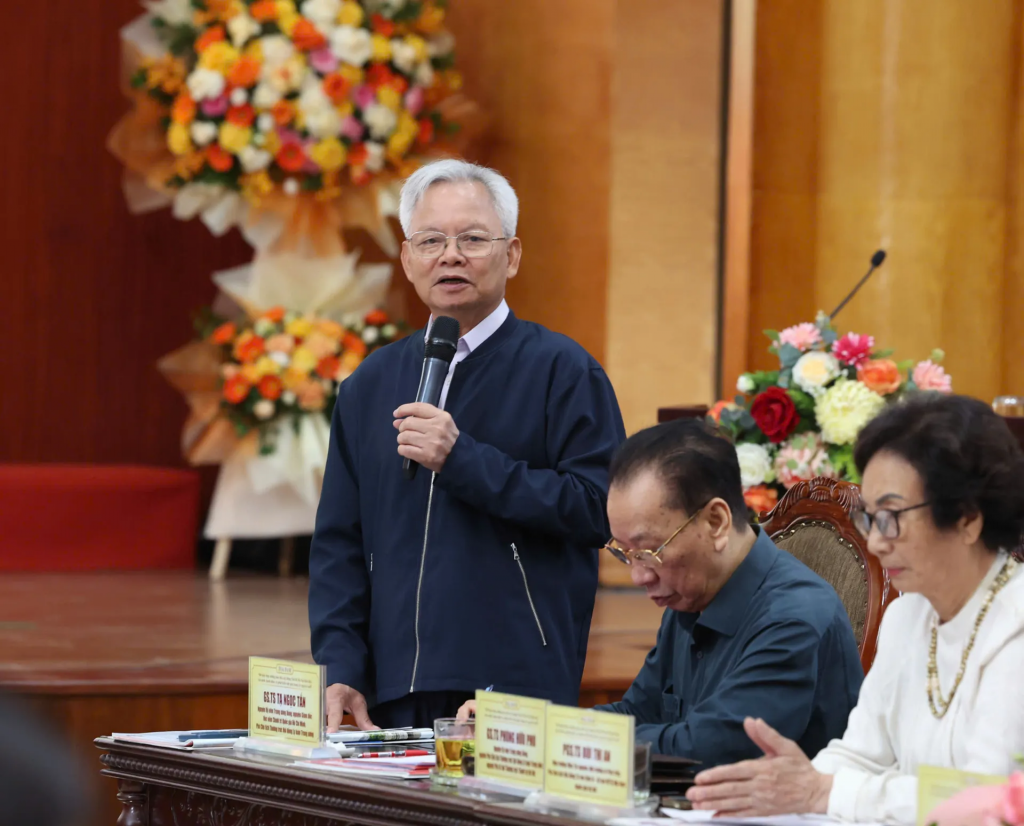 GS.TS Tạ Ngọc Tấn thảo luận tại toạ đàm