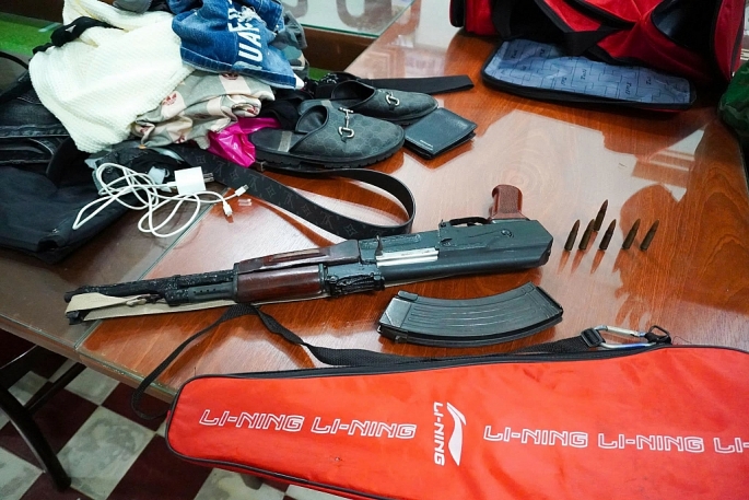 Khẩu súng AK và 6 viên đạn bị lực lượng chức năng thu giữ,  Ảnh BĐBP 