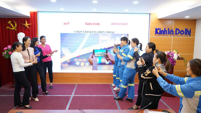 Nữ công nhân môi trường hào hứng trong lớp học kỹ năng chụp ảnh