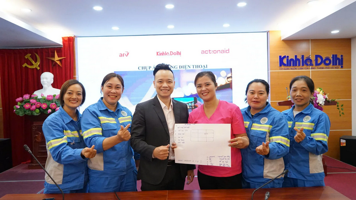 Nữ công nhân môi trường hào hứng trong lớp học kỹ năng chụp ảnh