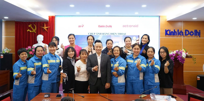 Nữ công nhân môi trường hào hứng trong lớp học kỹ năng chụp ảnh