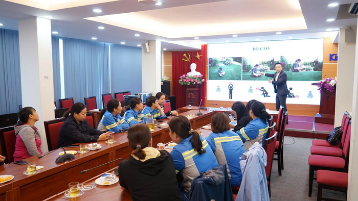 Nữ công nhân môi trường hào hứng trong lớp học kỹ năng chụp ảnh