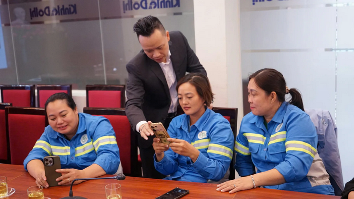 Nữ công nhân môi trường hào hứng trong lớp học kỹ năng chụp ảnh