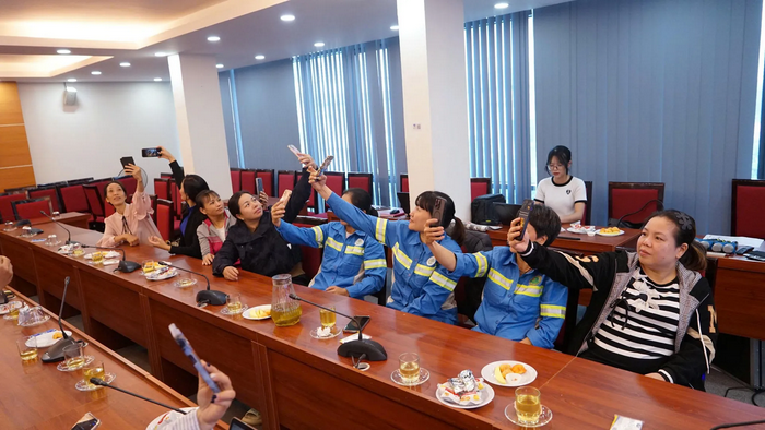 Nữ công nhân môi trường hào hứng trong lớp học kỹ năng chụp ảnh