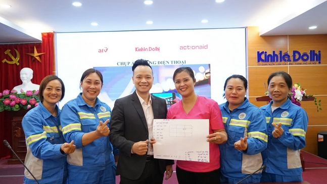 Nữ công nhân môi trường hào hứng trong lớp học kỹ năng chụp ảnh