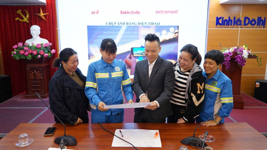 Nữ công nhân môi trường hào hứng trong lớp học kỹ năng chụp ảnh