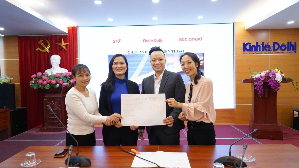 Nữ công nhân môi trường hào hứng trong lớp học kỹ năng chụp ảnh