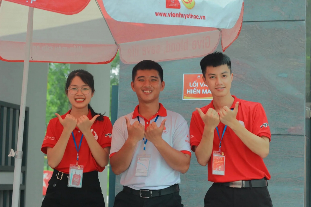 Chàng trai trẻ thắp lên “trái tim hồng”